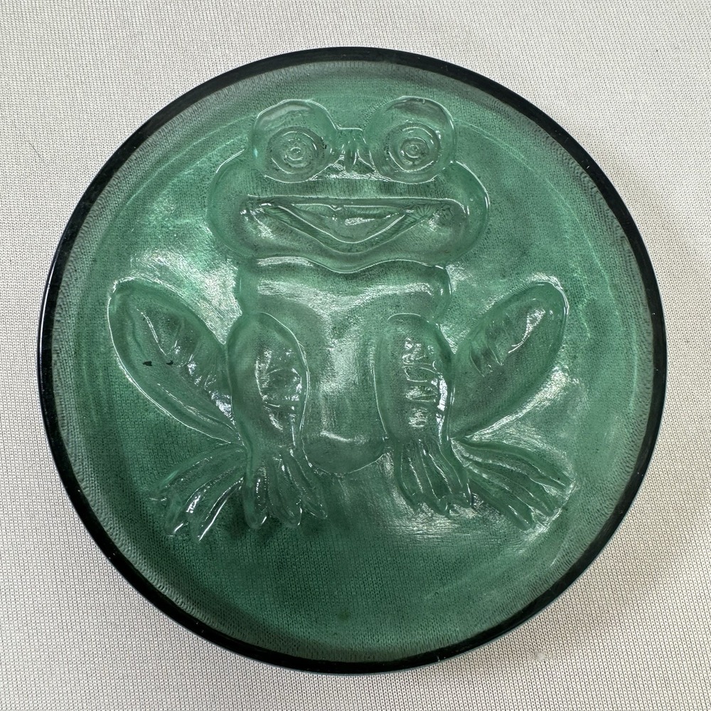 Vintage Art Glass Green Frog Paperweight Round Flat Embossed  Sitting Smiling